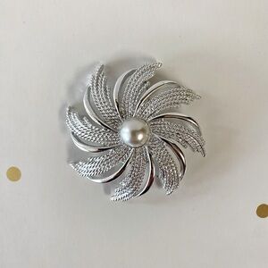 Vintage 1960s Sarah Coventry signed brooch